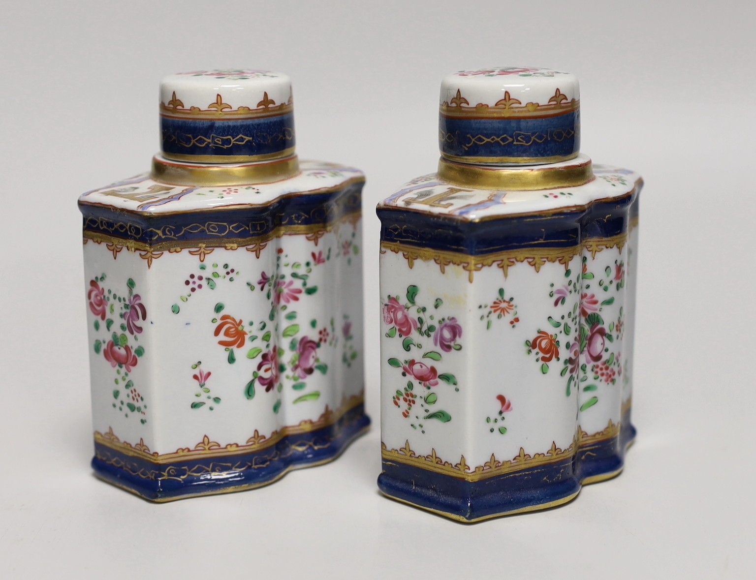 A pair of Paris porcelain armorial porcelain tea caddies, in Chinese style, 12.5cm high